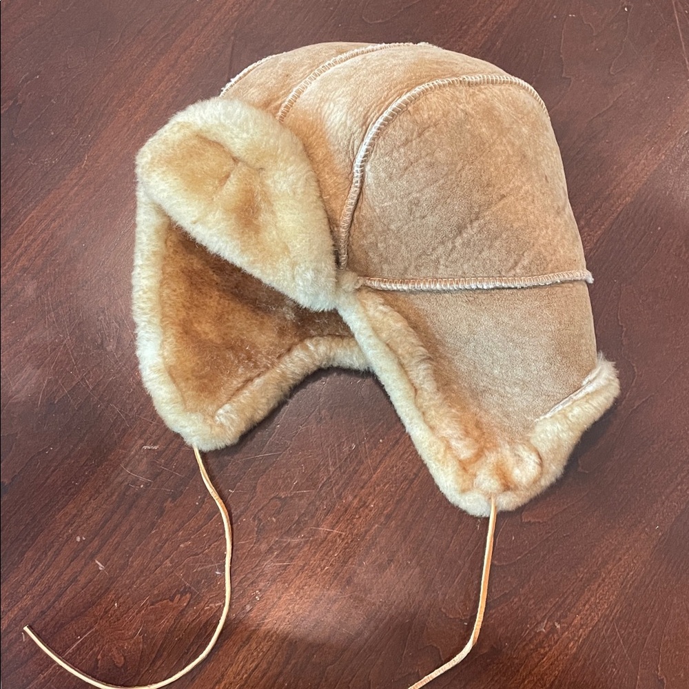 Men’s Trapper Leather/Faux Fur Hat.  Wear flaps up with leather cord to tie. GUC